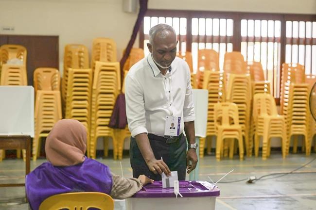 Jailed Maldives' ex-president transferred to house arrest after his party candidate wins presidency | iNFOnews.ca