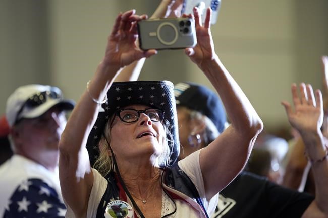 Trump campaigns before thousands in friendly blue-collar, eastern Iowa, touting trade, farm policy | iNFOnews.ca Trump campaigns before thousands in friendly blue-collar, eastern Iowa, touting trade, farm policy | iNFOnews.ca