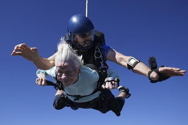 Chicago woman, 104, skydives from plane, aiming for record as the world's oldest skydiver | iNFOnews.ca