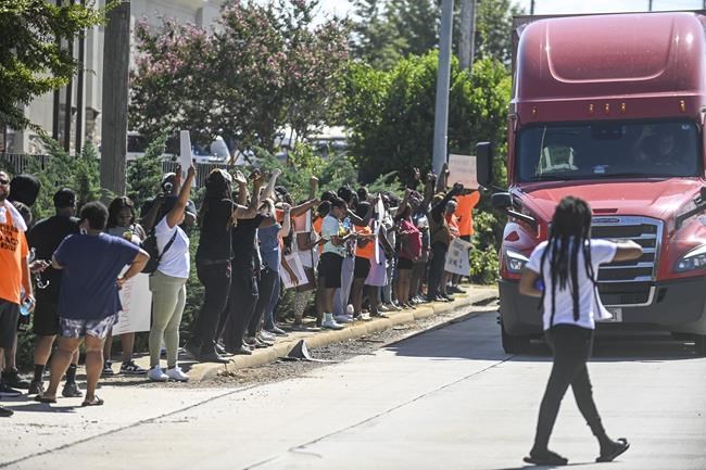 Fatal shooting by police draws protests and raises questions in north Alabama | iNFOnews.ca Fatal shooting by police draws protests and raises questions in north Alabama | iNFOnews.ca