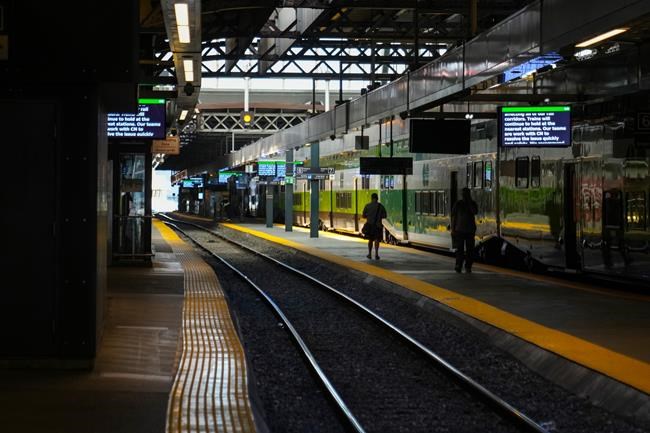 GO Transit trains, UP Express slowly resume service after CN system outage | iNFOnews.ca