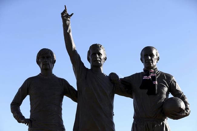 Soccer fans flock to Old Trafford to pay tribute to Bobby Charlton following his death at age 86 | iNFOnews.ca Soccer fans flock to Old Trafford to pay tribute to Bobby Charlton following his death at age 86 | iNFOnews.ca