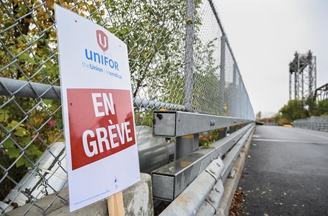 Grain farmers hit by seaway strike, as both sides agree to sit down with mediator | iNFOnews.ca