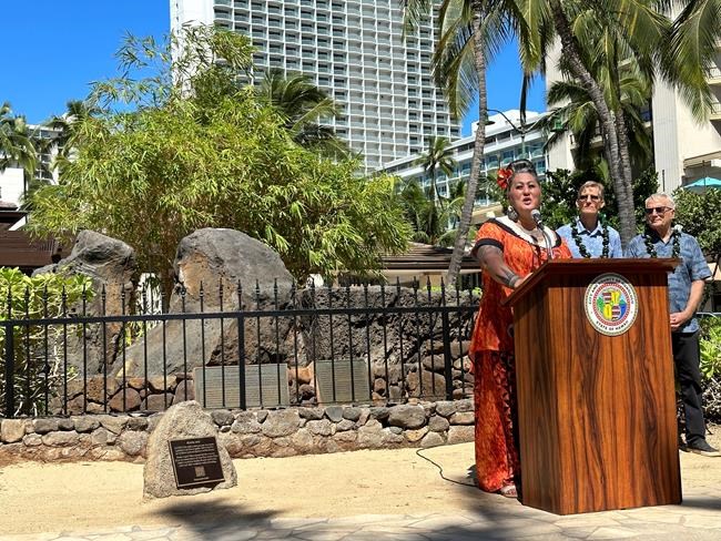Honolulu tells story of healers with dual male and female spirit through new plaque in Waikiki | iNFOnews.ca