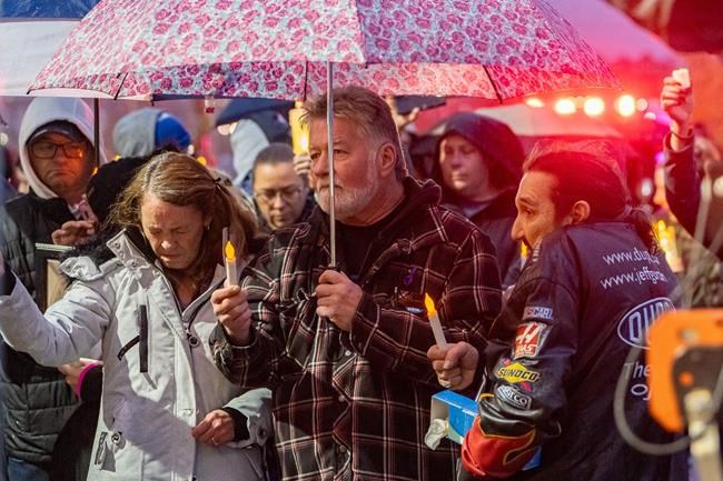 Hundreds attend vigil for victims of shooting rampage in Sault Ste. Marie, Ont. | iNFOnews.ca