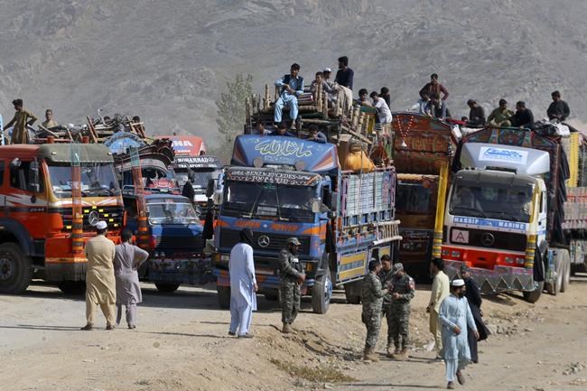 Afghans in droves head to border to leave Pakistan ahead of a deadline in anti-migrant crackdown | iNFOnews.ca Afghans in droves head to border to leave Pakistan ahead of a deadline in anti-migrant crackdown | iNFOnews.ca