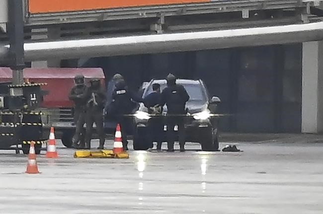 Man in Hamburg airport hostage drama used a rental car and had no weapons permit | iNFOnews.ca