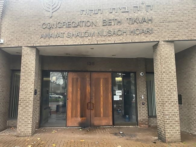 Montreal police investigating two firebombings at Jewish institutions | iNFOnews.ca Montreal police investigating two firebombings at Jewish institutions | iNFOnews.ca