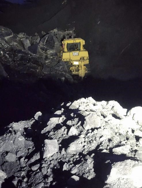 Alberta regulator probes mine wall 'instabilities' after worker nearly buried: union | iNFOnews.ca