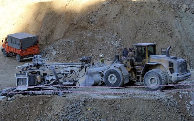 New drill bores deeper into tunnel rubble in India to create an escape pipe for 40 trapped workers | iNFOnews.ca