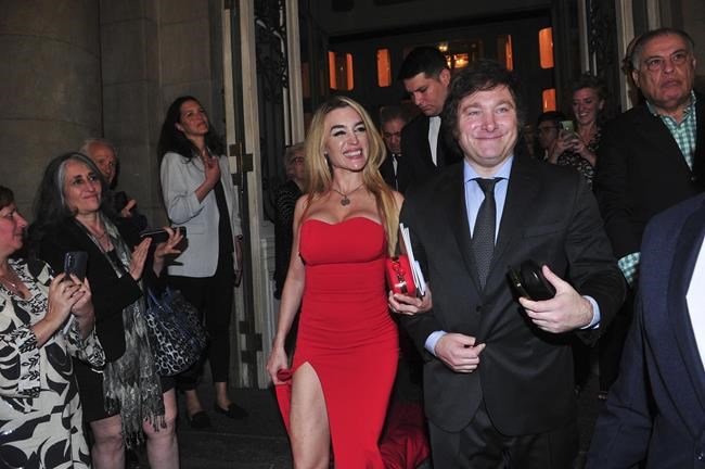 Argentine presidential candidate Milei goes to the opera - and meets both jeers and cheers | iNFOnews.ca Argentine presidential candidate Milei goes to the opera - and meets both jeers and cheers | iNFOnews.ca