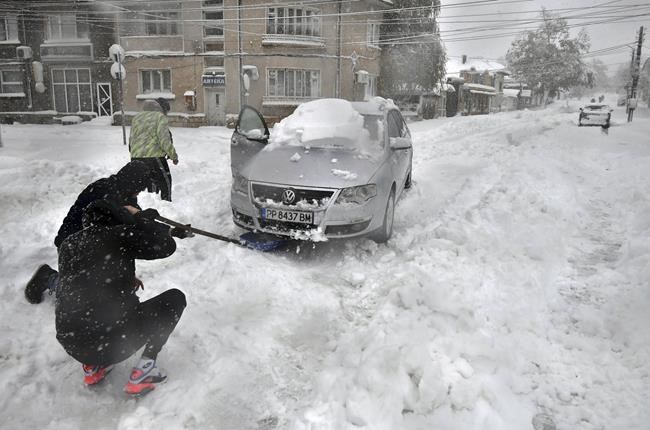 Heavy snowfall in Romania, Bulgaria and Moldova leaves 1 person dead and many without electricity | iNFOnews.ca Heavy snowfall in Romania, Bulgaria and Moldova leaves 1 person dead and many without electricity | iNFOnews.ca