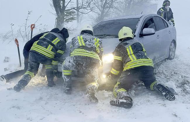 Powerful storm pounds the Black Sea region, leaving more than a half-million people without power | iNFOnews.ca Powerful storm pounds the Black Sea region, leaving more than a half-million people without power | iNFOnews.ca