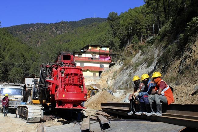 41 rescued workers emerge dazed and smiling after 17 days trapped in collapsed road tunnel in India | iNFOnews.ca