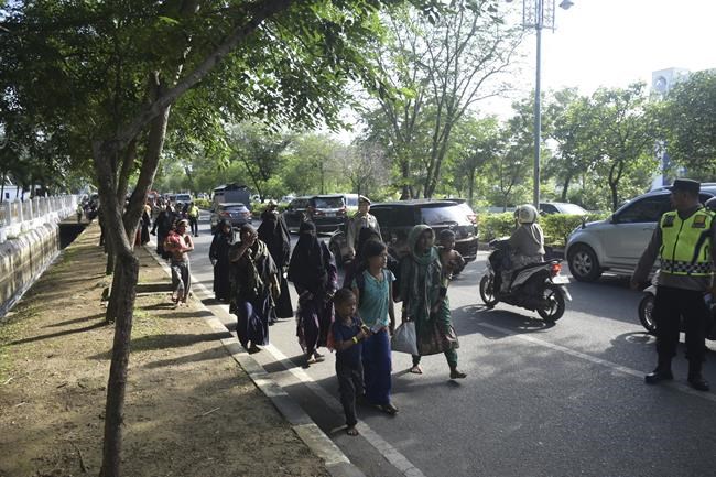 Rohingya Muslims in Indonesia struggle to find shelter. President says government will help for now | iNFOnews.ca