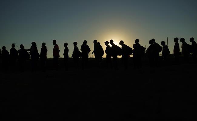Texas begins flying migrants from southern border to Chicago. The 1st plane carried over 120 people | iNFOnews.ca
