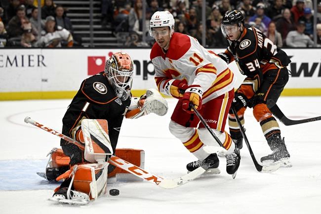 Lindholm scores, DeSimone nets first goal, and Markstrom wins 200th as Flames top Ducks 3-0 | iNFOnews.ca