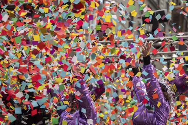 Air in Times Square filled with colored paper as organizers test New Year's Eve confetti | iNFOnews.ca