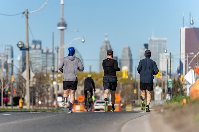 Sidewalk drama in Toronto pits some pedestrians against running clubs | iNFOnews.ca