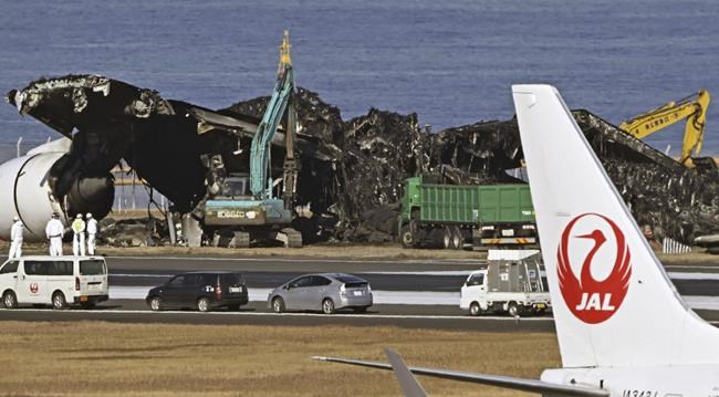 Japanese safety experts search for voice data as workers clear plane debris from runway collision | iNFOnews.ca Japanese safety experts search for voice data as workers clear plane debris from runway collision | iNFOnews.ca