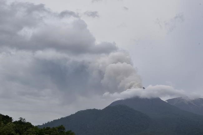 Indonesia evacuates about 6,500 people on the island of Flores after a volcano spews clouds of ash | iNFOnews.ca Indonesia evacuates about 6,500 people on the island of Flores after a volcano spews clouds of ash | iNFOnews.ca