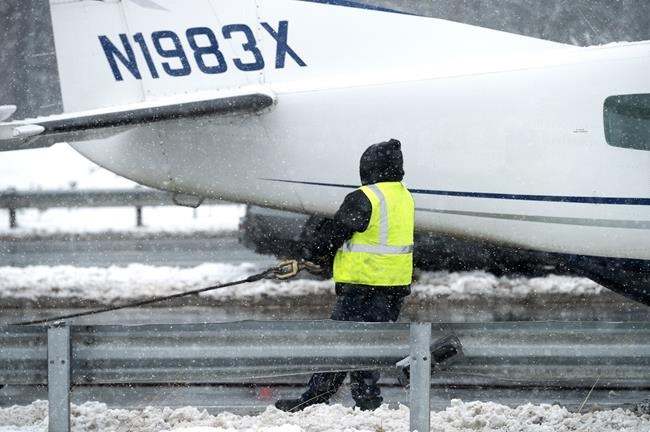 Plane makes emergency landing on a northern Virginia highway after taking off from Dulles airport | iNFOnews.ca