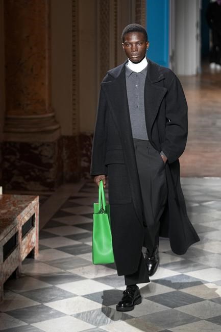 Loewe explores social media and masculinity in Paris fashion show | iNFOnews.ca Loewe explores social media and masculinity in Paris fashion show | iNFOnews.ca