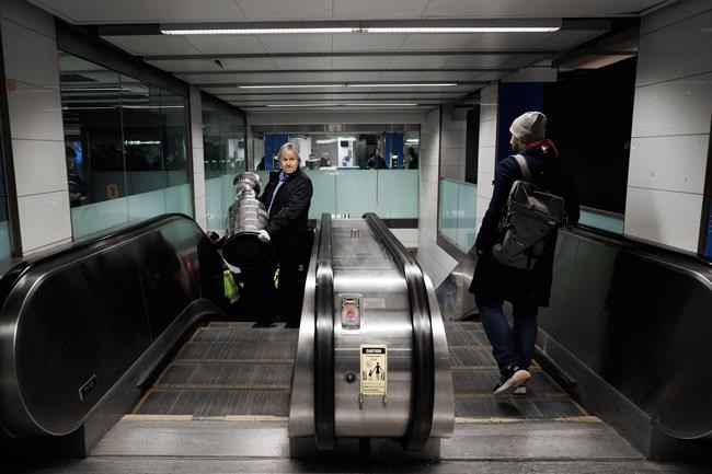 Stanley Cup takes Toronto subway ride to surprise and delight of commuters | iNFOnews.ca