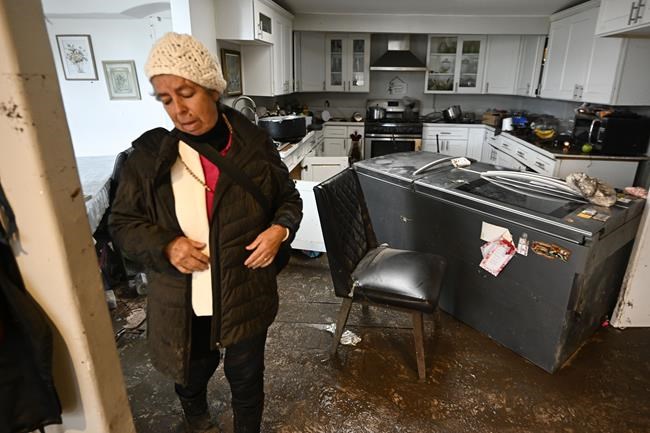 San Diegans cry, hug outside damaged homes after stunning flash floods in normally balmy city | iNFOnews.ca