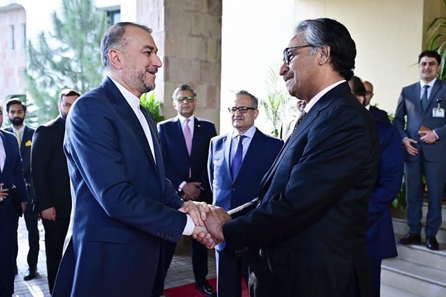 Iran's top diplomat seeks to deescalate tensions on visit to Pakistan after tit-for-tat airstrikes | iNFOnews.ca Iran's top diplomat seeks to deescalate tensions on visit to Pakistan after tit-for-tat airstrikes | iNFOnews.ca