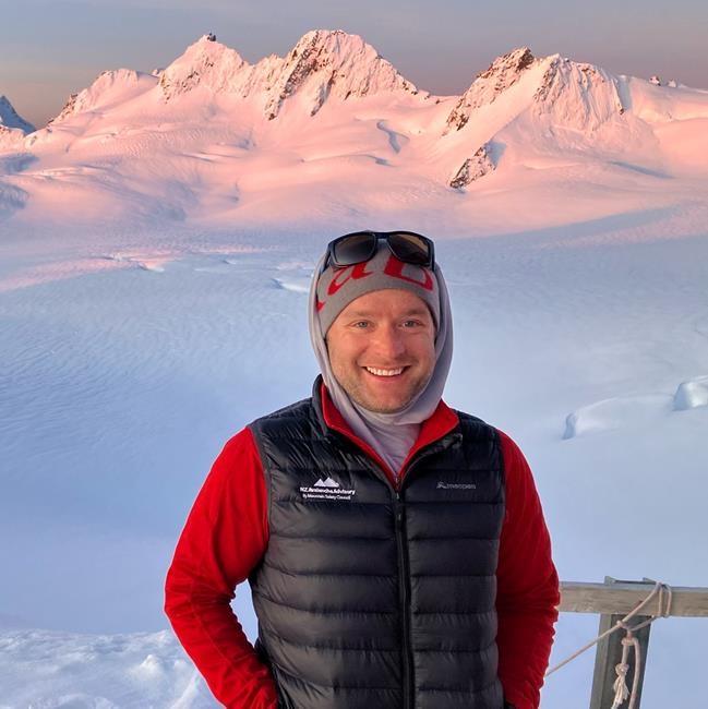 Pilot and heli-skiing guide identified among four dead in B.C. chopper crash | iNFOnews.ca