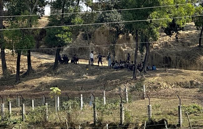 For the first time, Myanmar forces flee into Bangladesh during fighting with an ethnic armed group | iNFOnews.ca For the first time, Myanmar forces flee into Bangladesh during fighting with an ethnic armed group | iNFOnews.ca