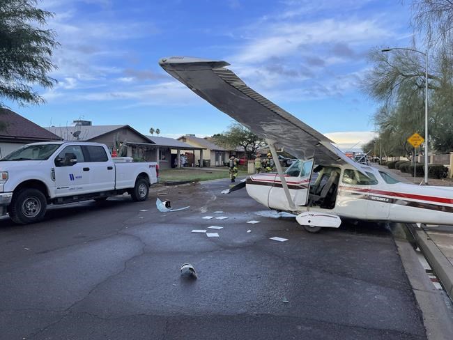 No one hurt when small plane makes crash landing on residential street in suburban Phoenix | iNFOnews.ca No one hurt when small plane makes crash landing on residential street in suburban Phoenix | iNFOnews.ca