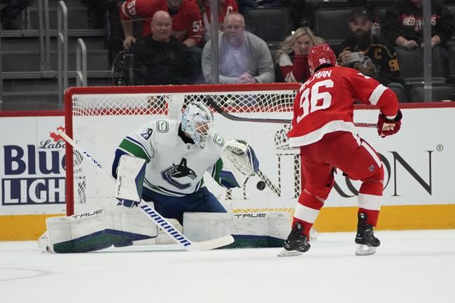 Walman scores on penalty shot in OT to give Red Wings 4-3 win over Canucks | iNFOnews.ca