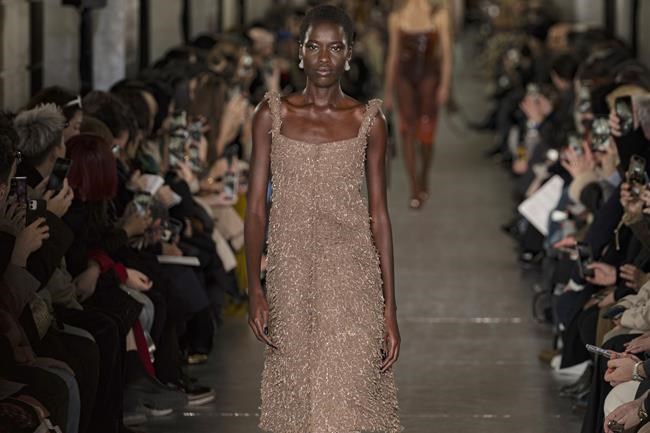 Tory Burch set out to make the everyday ‘sublime’ with Fall-Winter collection at NY Fashion Week | iNFOnews.ca Tory Burch set out to make the everyday ‘sublime’ with Fall-Winter collection at NY Fashion Week | iNFOnews.ca