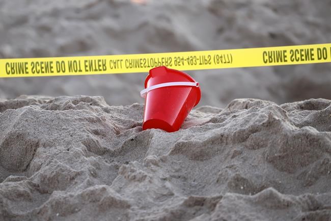 Young girl killed when a hole she dug in the sand collapsed on a Florida beach, authorities say | iNFOnews.ca