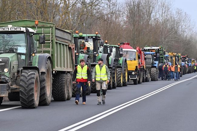 Farmers from 10 EU countries join forces - and tractors - to protest agricultural policies | iNFOnews.ca Farmers from 10 EU countries join forces - and tractors - to protest agricultural policies | iNFOnews.ca