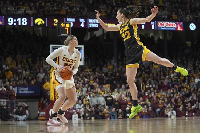 Caitlin Clark's 33-point game moves her past Lynette Woodard for the major college scoring record | iNFOnews.ca