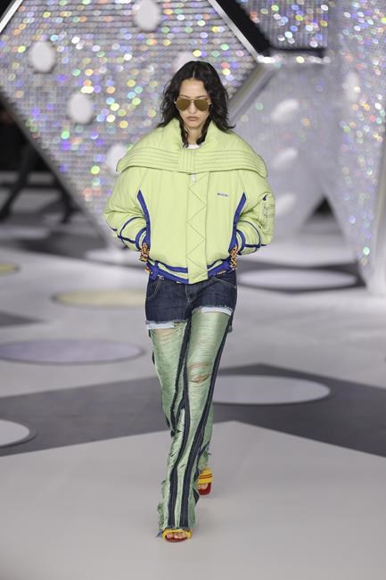 New designer Chemena Kamali reboots Chloe with a 1970s-tinged debut at Paris Fashion Week | iNFOnews.ca