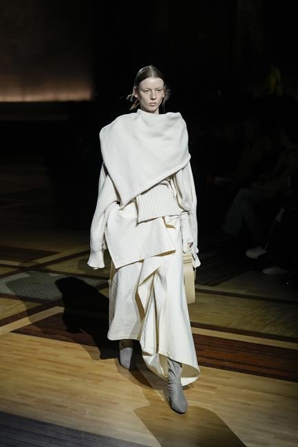 Loewe fuses high and low, tailoring and couture, to wow Paris Fashion Week | iNFOnews.ca