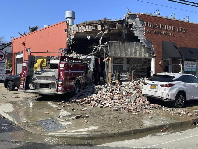 Firetruck plows through furniture shop on Long Island, injuring 4 | iNFOnews.ca Firetruck plows through furniture shop on Long Island, injuring 4 | iNFOnews.ca