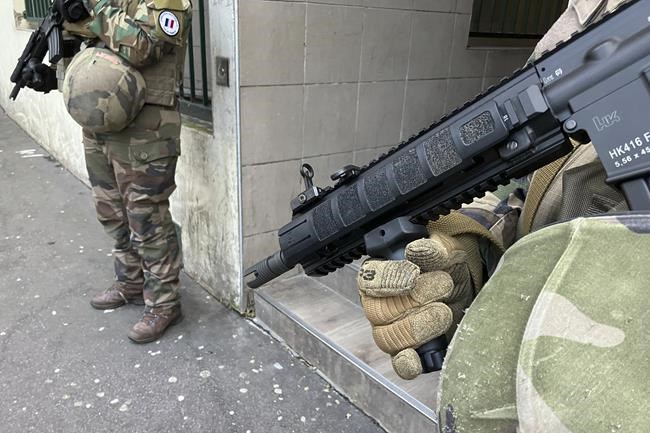 French police hunt an assailant who attacked a man leaving a Paris synagogue | iNFOnews.ca