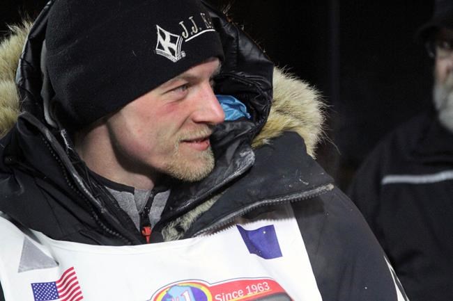 5-time Iditarod champion Dallas Seavey kills and guts a moose that got entangled with his dog team | iNFOnews.ca