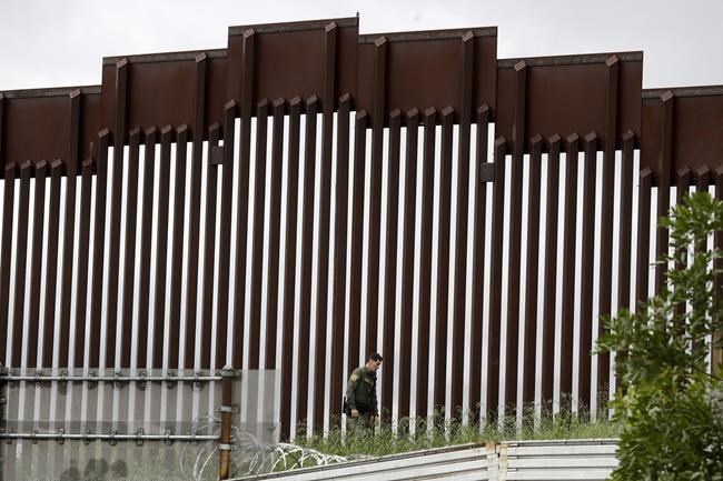 Falls from wall at US-Mexico border injure 11, including 10 who were taken to hospital | iNFOnews.ca