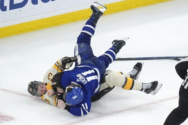 Bruins beat the weary Maple Leafs 4-1 to move within a point of the NHL-leading Panthers | iNFOnews.ca