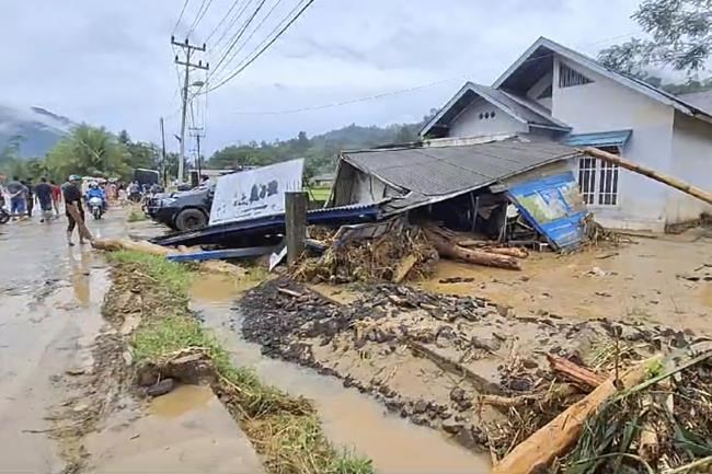 At least 26 dead and 11 missing after flash floods and landslides on Indonesia’s Sumatra island | iNFOnews.ca
