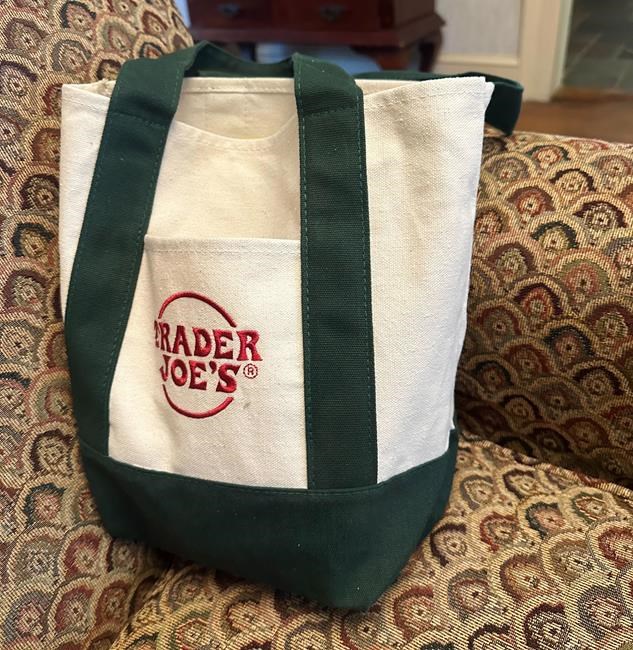 Trader Joe's $3 mini totes went viral on TikTok. Now, they're reselling for hundreds | iNFOnews.ca