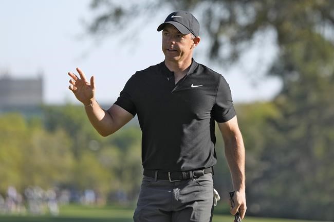 Rory McIlroy shoots a 65 with 2 tee shots in the water and 1 uncomfortable dispute | iNFOnews.ca