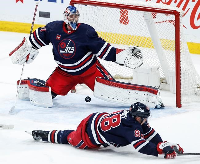 Senators win fifth straight by beating Jets 3-2 | iNFOnews.ca