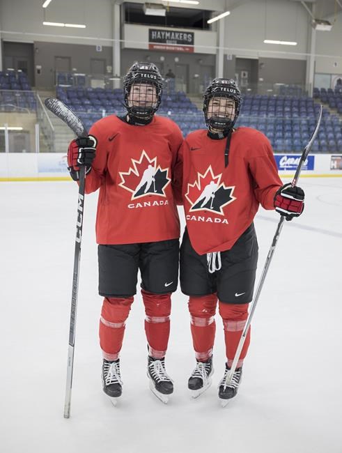 Gosling cousins make women's world hockey championship debuts together | iNFOnews.ca